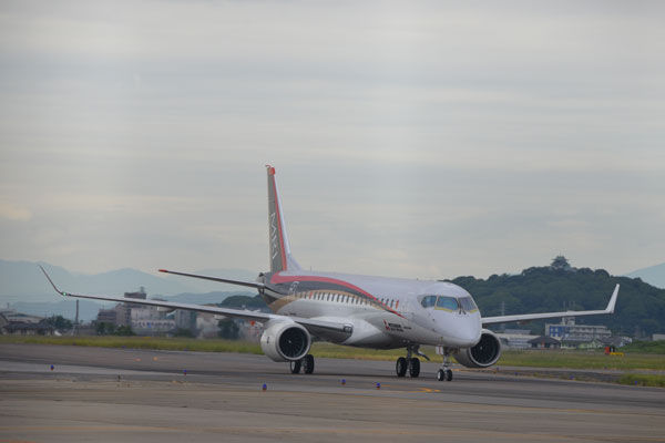 三菱航空機と三菱重工業、MRJの納入を1年程度延期　正式発表