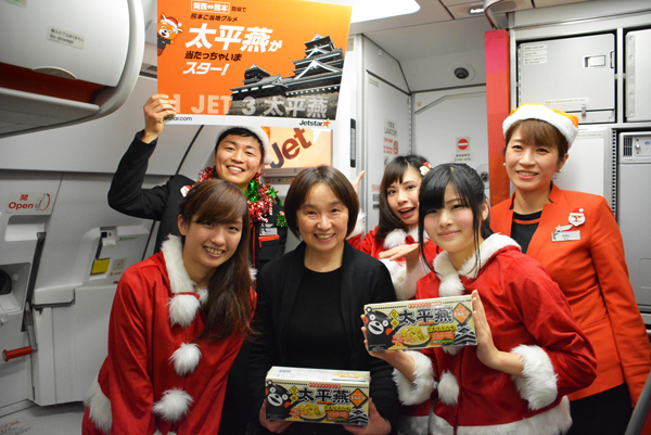 ”機内で太平燕当たりまスター”　サンタガールが機内と空港でイベント