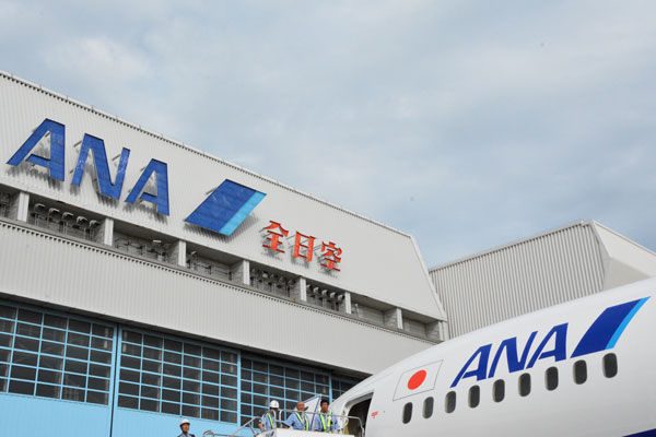 ANA（羽田空港格納庫と機体）
