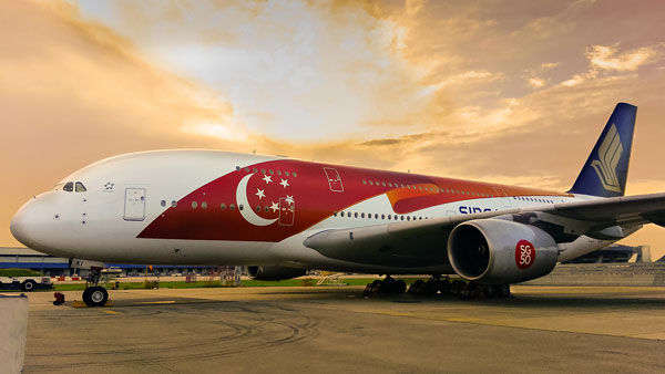 シンガポール航空、建国50周年記念行事でエアバスA380型機特別塗装機の