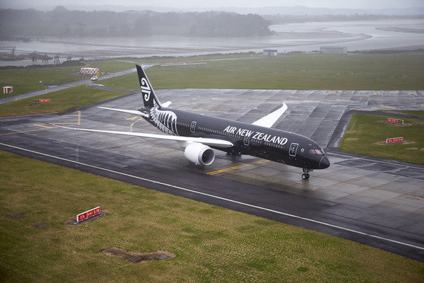 ニュージーランド航空、ボーイング787-9型機初号機がオークランドに