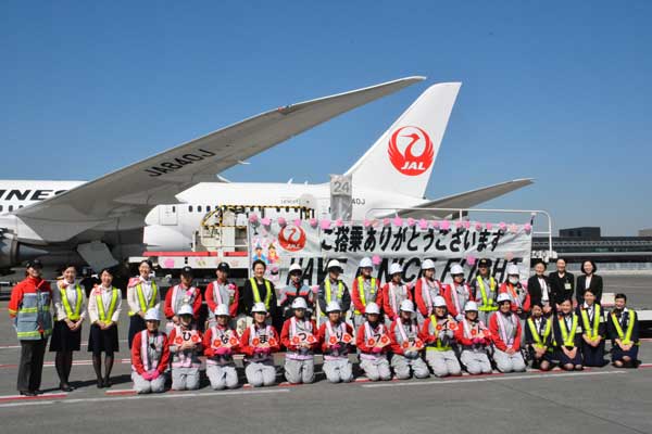 Jal 女性スタッフが運航に携わる ひなまつりフライト 実施 トーイングカーも桜模様 Traicy トライシー