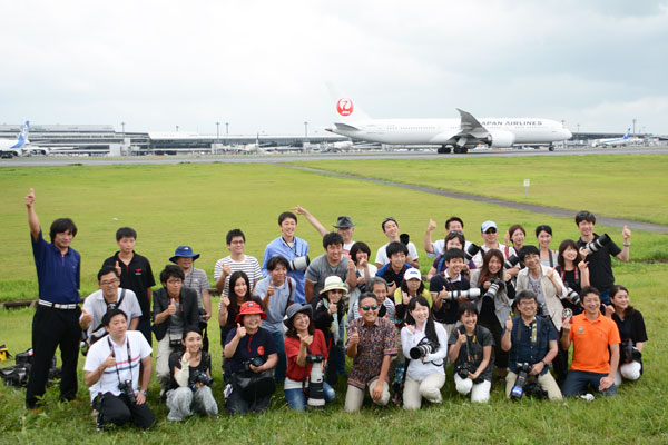 成田空港で特別撮影体験会開催、滑走路脇の大迫力に参加者興奮 成田空港で特別撮影体験会開催、滑走路脇の大迫力に参加者興奮