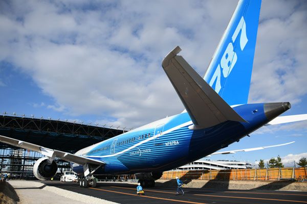 旅客機が道路を横断 ボーイング787型機初号機が建設中の商業施設