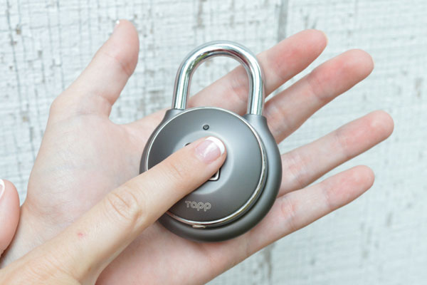 指紋で解錠できるスマート南京錠発売 最大500人に鍵共有が可能