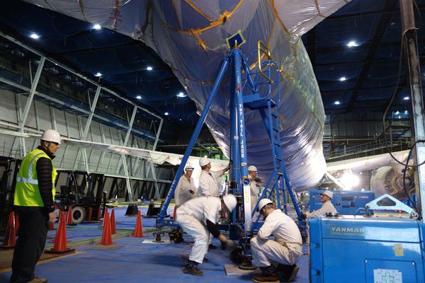 ボーイング787型機初号機の設置作業（提供：セントレア）