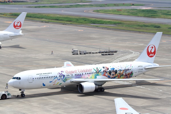 JALセレブレーションエクスプレス初就航 機内もディズニーづくし