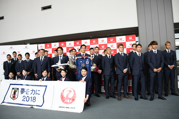 サッカー日本代表 直前合宿地へjalチャーター機で出発 セレモニーも開催 Traicy トライシー サッカー日本代表 直前合宿地へjalチャーター機で出発 セレモニーも開催 Traicy トライシー