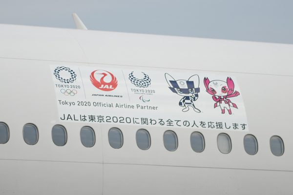 JAL、五輪マスコット描いたデカール機就航開始 羽田空港では装飾も