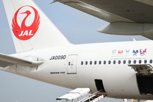 JAL、五輪マスコット描いたデカール機就航開始 羽田空港では装飾も