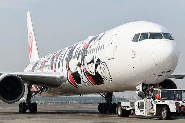 JAL、ミッキーマウス90周年で特別塗装機就航 ディズニー機は10機目 