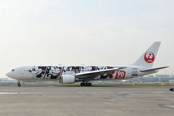 JAL、ミッキーマウス90周年で特別塗装機就航 ディズニー機は10機目 - TRAICY（トライシー）