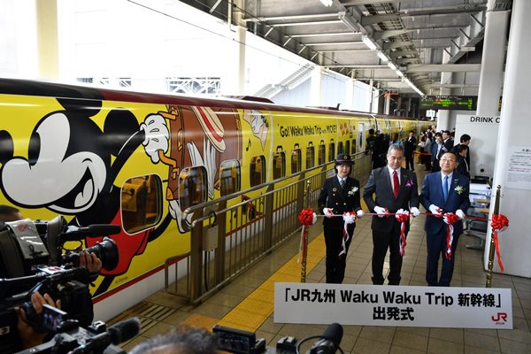 ミッキーマウスが描かれた Jr九州 Waku Waku Trip 新幹線 運行開始 博多駅と鹿児島中央駅で式典 Traicy トライシー