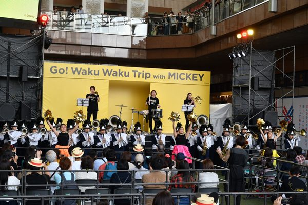 ミッキーマウスが描かれた Jr九州 Waku Waku Trip 新幹線 運行開始 博多駅と鹿児島中央駅で式典 Traicy トライシー