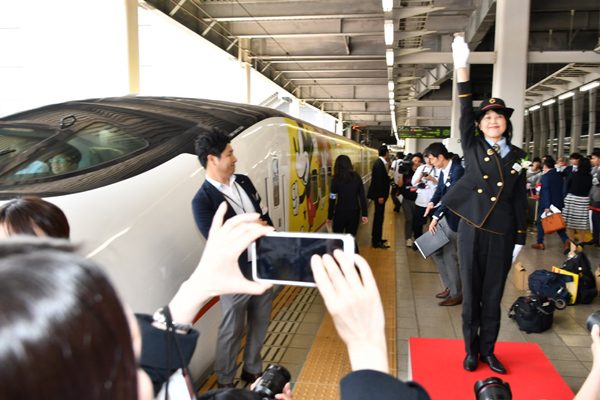 ミッキーマウスが描かれた Jr九州 Waku Waku Trip 新幹線 運行開始 博多駅と鹿児島中央駅で式典 Traicy トライシー