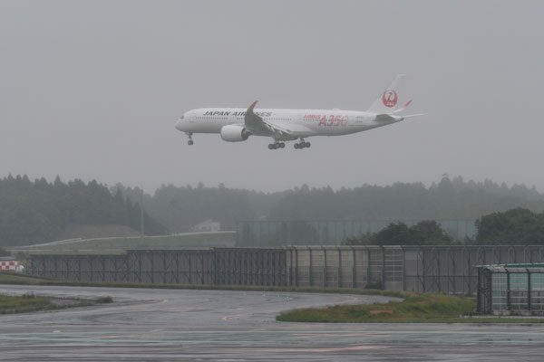成田空港に着陸するJALのA350型機（撮影：かしわひろゆき）