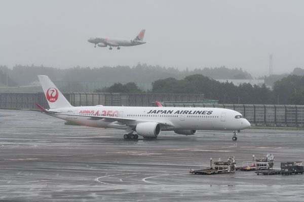 成田空港に着陸し、地上走行するJALのA350型機（撮影：かしわひろゆき）