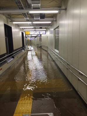 横須賀線 武蔵小杉駅 駅構内冠水