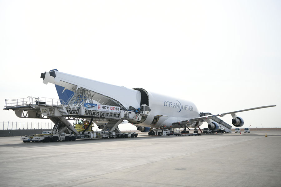 ボーイング、大型機体部品の輸送担う「DREAM LIFTER」を日本初公開 787型機1000機目の主翼輸送 - TRAICY（トライシー）