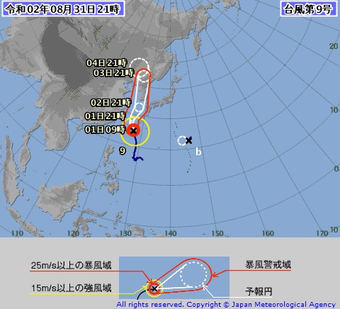 台風9号（左）と熱帯低気圧（右）