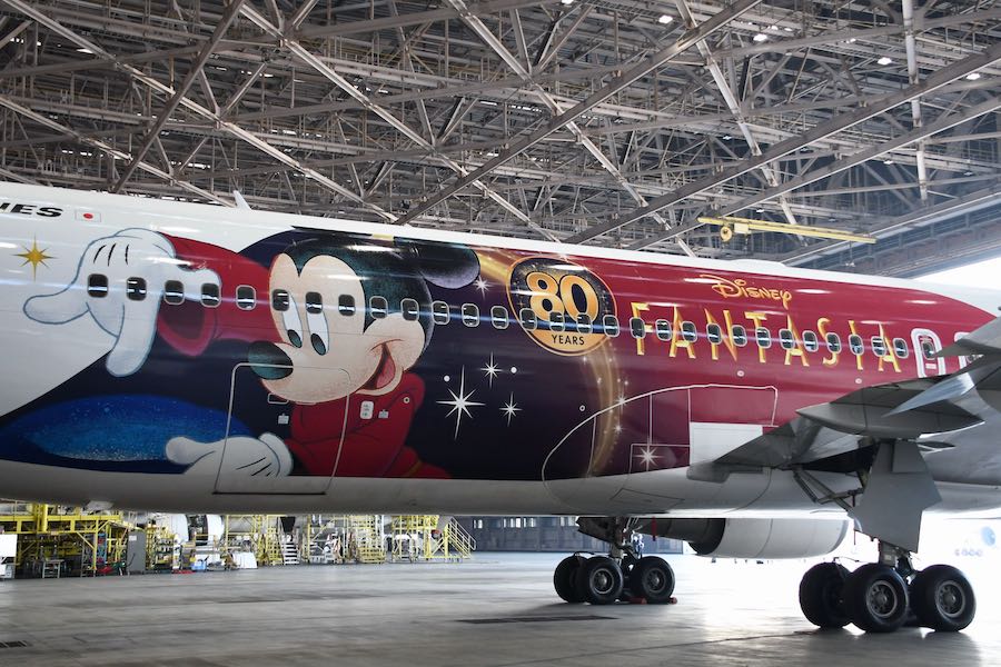 最大サイズのミッキー描く JAL、新ディズニー塗装機「JAL DREAM EXPRESS FANTASIA 80」公開 - TRAICY（トライシー）