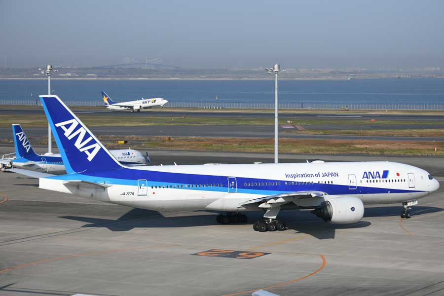 ANA（ボーイング777-200型機、JA717A）