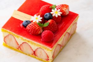 春の訪れを祝うホテルメイドのケーキ付き宿泊プラン