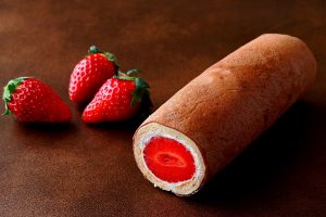 いちごたっぷりのスイーツ版恵方巻き