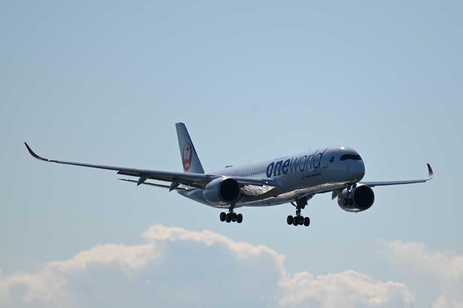 JAL、ワンワールド塗装のエアバスA350型機が羽田空港に到着