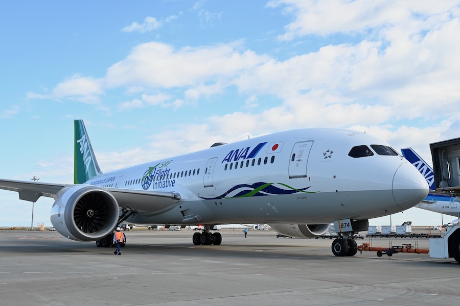 緑の尾翼の「ANA Green Jet」、2号機が国内線でデビュー 初日は羽田 