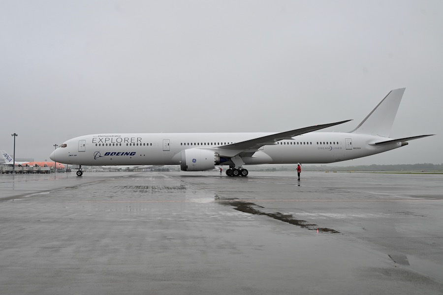 成田に飛来した謎の“白装束”787-10、その正体は？ 機内潜入レポート