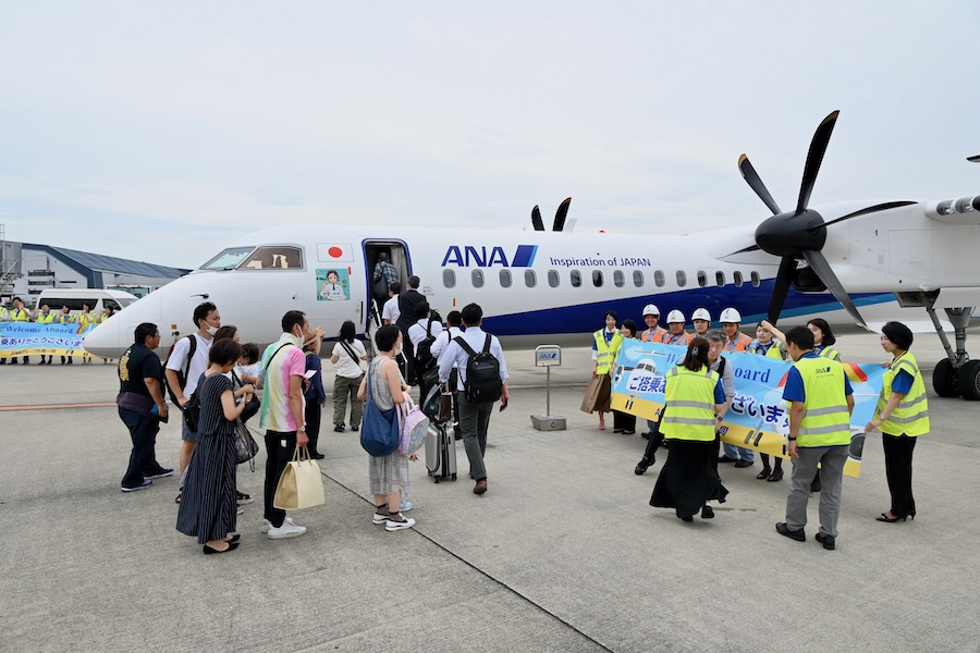 炭治郎がドア横で歓迎 ANAのQ400「鬼滅の刃ぷろっぷ」就航、7月