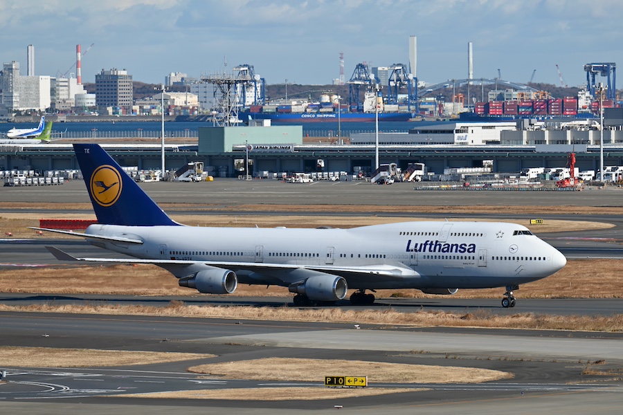 Lufthansa Boeing 747-400 side view