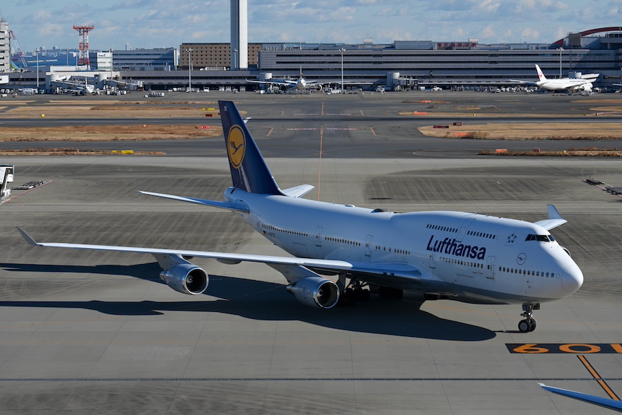 Lufthansa Boeing 747-400 wing