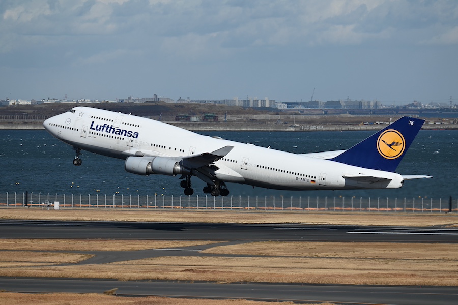 Lufthansa Boeing 747-400 in flight