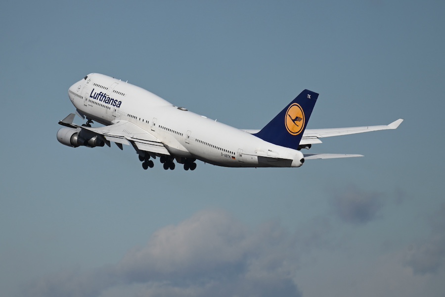 Lufthansa Boeing 747-400 overhead bins
