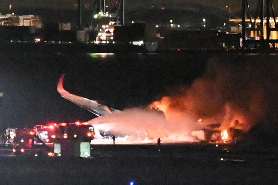 Burned JAL aircraft at Haneda Airport