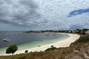 紺碧の海と白い砂が美しいロットネスト島