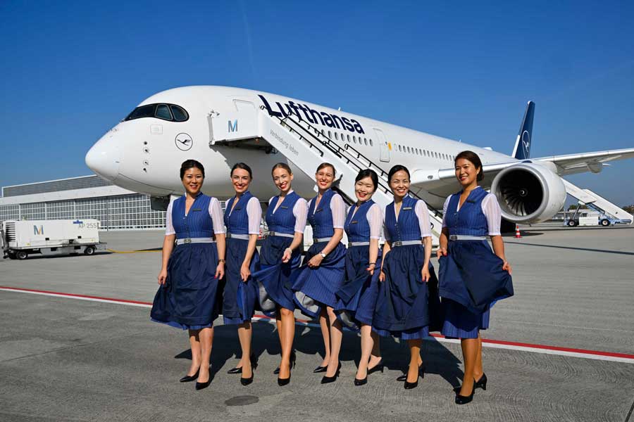 Amazon.co.jp: レトロ80年代スチュワーデス コンパニオン 客室乗務員 Lufthansa ルフトハンザドイツ航空 スカーフ海外旅行 航空  飛行機 : おもちゃ