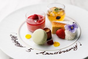 ホテルメトロポリタン 川崎、5種のスイーツプレート付きプラン