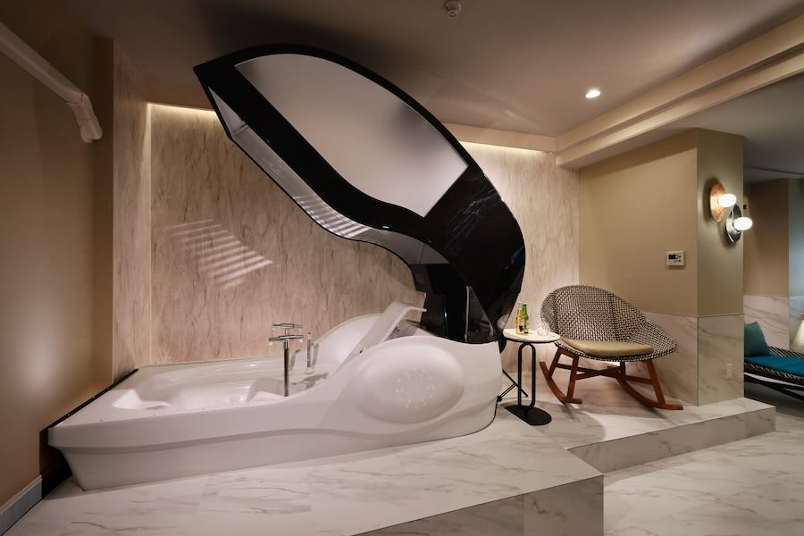 Dotonbori Crystal Hotel III Offers Experience Plan for the “Mirai Human Washing Machine”