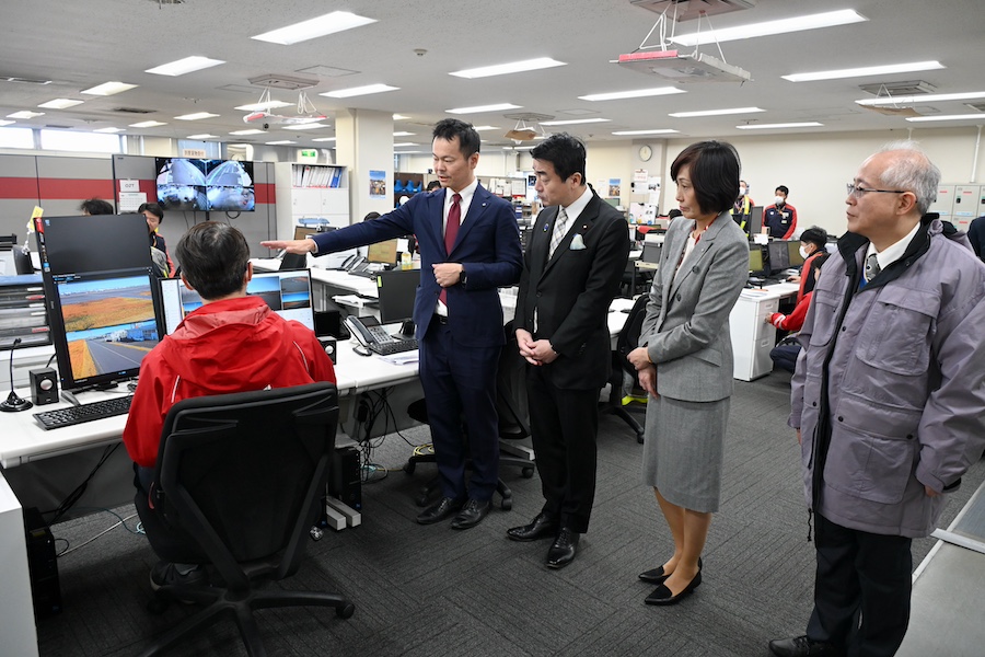 JCAB Director-General Koichi Miyazawa receiving an explanation from a JAL representative