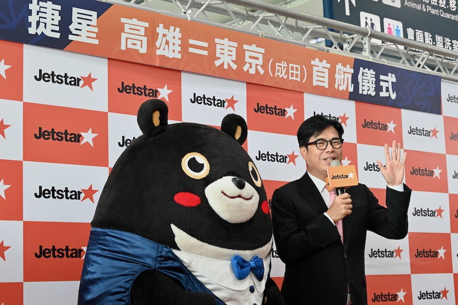 Kaohsiung Mayor Chen Chi-mai (right) and Kaohsiung City mascot Kaohsiung Hero Bear