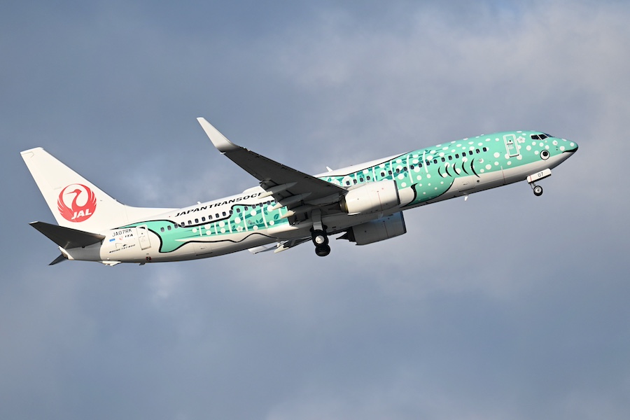 In-flight service on JTA Naha–Taipei route