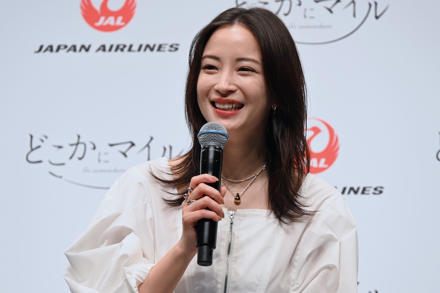 Actress Suzu Hirose speaking at JAL Dokokani Mile event