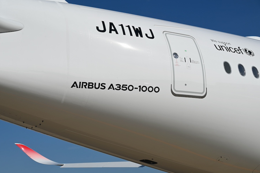 JAL Airbus A350-1000 taxiing near the hangar at Haneda