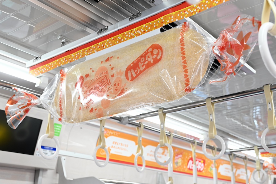 Happy Turn–themed decorations on Keikyu train doors