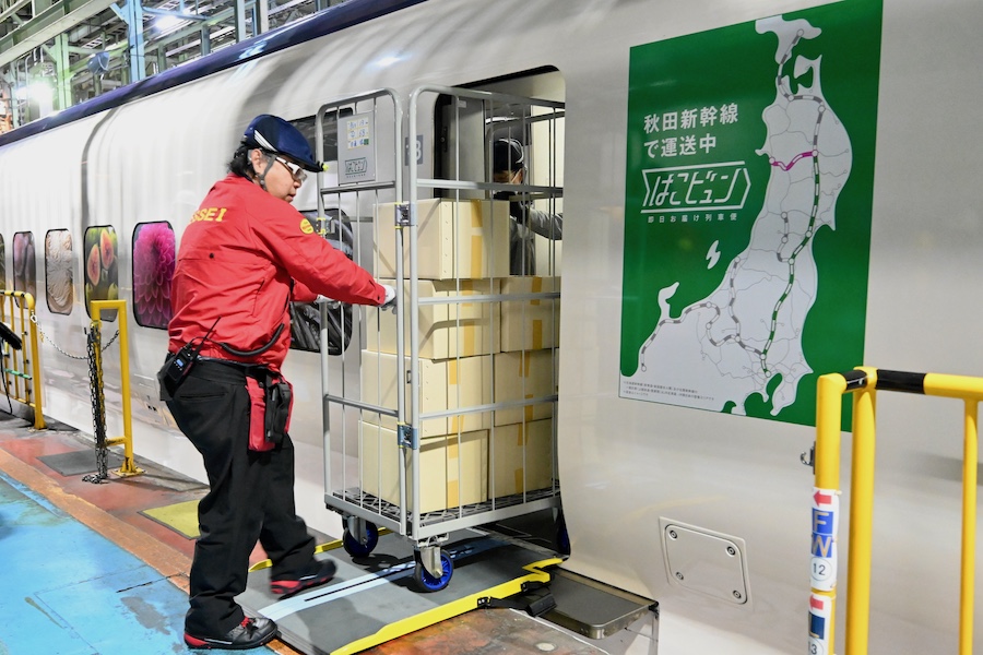 Exterior of the white-painted E3 series cargo Shinkansen