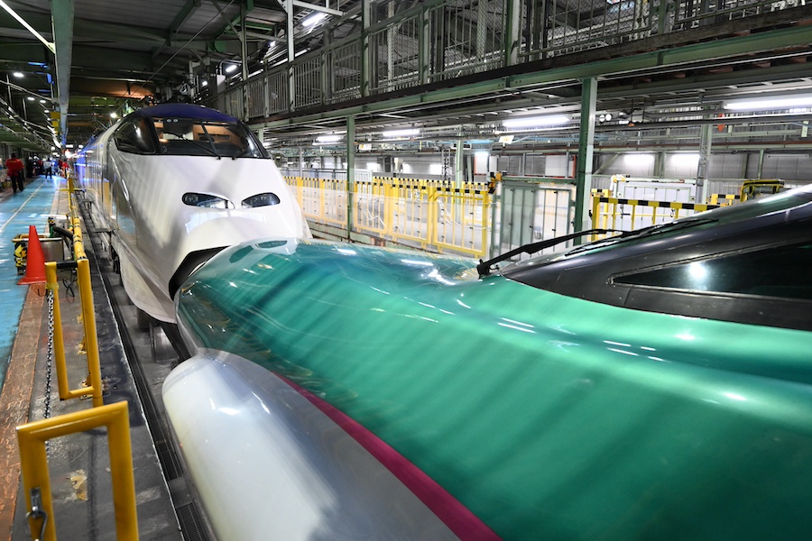 Loading cargo roll containers into the dedicated cargo Shinkansen