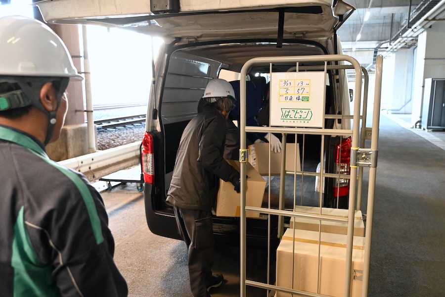 Cargo being transferred from the Shinkansen to trucks